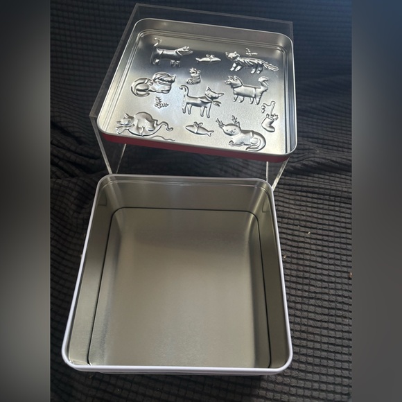 Grandma Wild's Embossed Merry Meowmas Tin - Picture 4 of 4